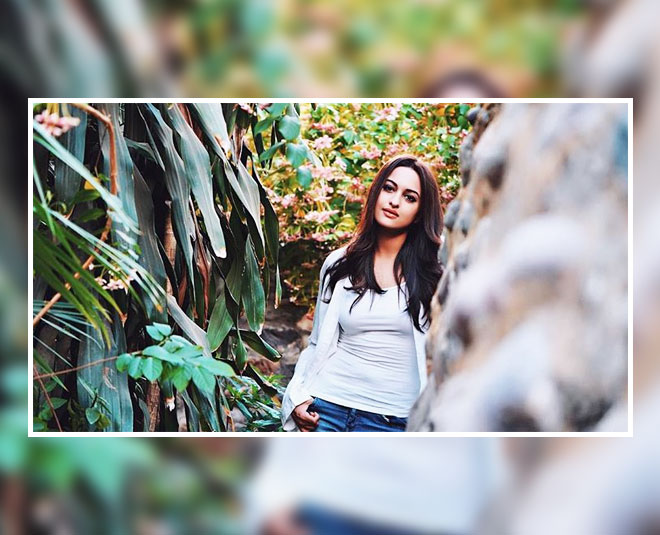 समर कूल ड्रेस में सोनाक्षी सिन्हा sonakshi sinha comfortable dress inside