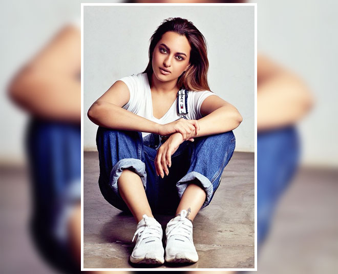 व्हाइट टॉप के साथ जीन्स का सदाबहार कॉम्बिनेशन sonakshi sinha denim inside