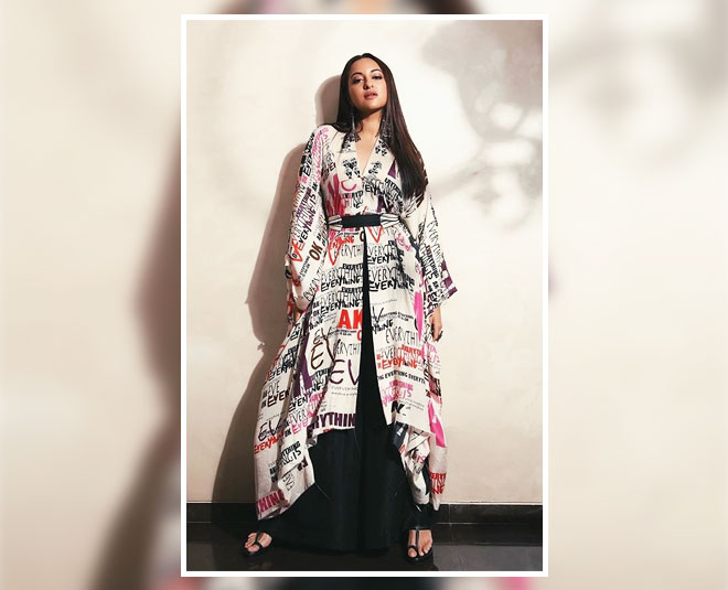 प्रिंटेड रोब ड्रेस में दिखाया स्टाइल sonakshi sinha fashion inside