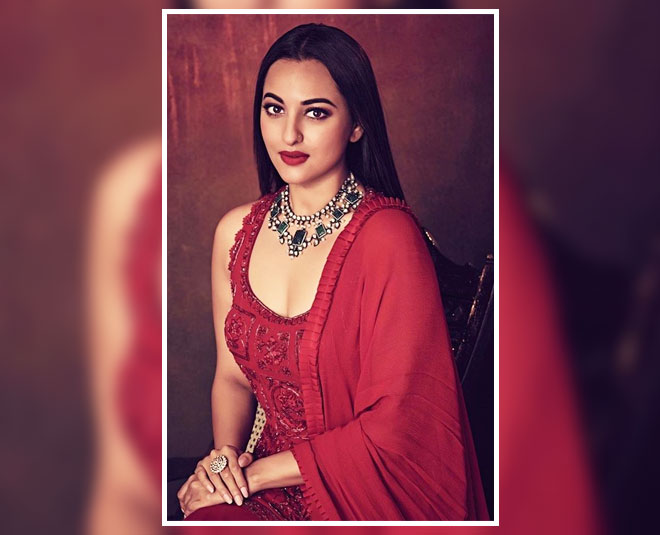 रेड कलर का एथनिक वियर है कमाल sonakshi sinha red summer fashion inside