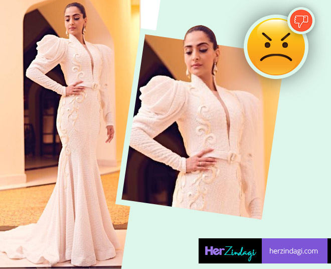 सोनम कपूर sonamkapoor worst look blue inside ()