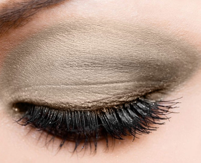 loose powder use for get dense eyelashes inside 