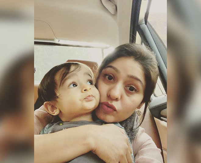sunidhi chauhan with child inside 