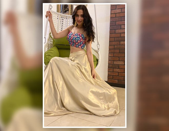 sanjeeda shaikh in golden lehenga inside 