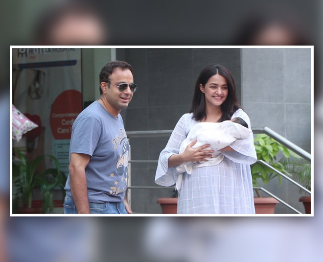 सुरवीन चावला और अक्षय ठक्कर surveen chawla baby pic