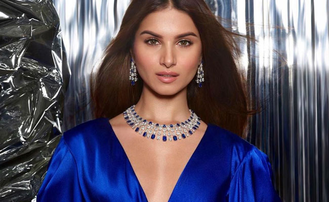 tara sutaria in blue dress