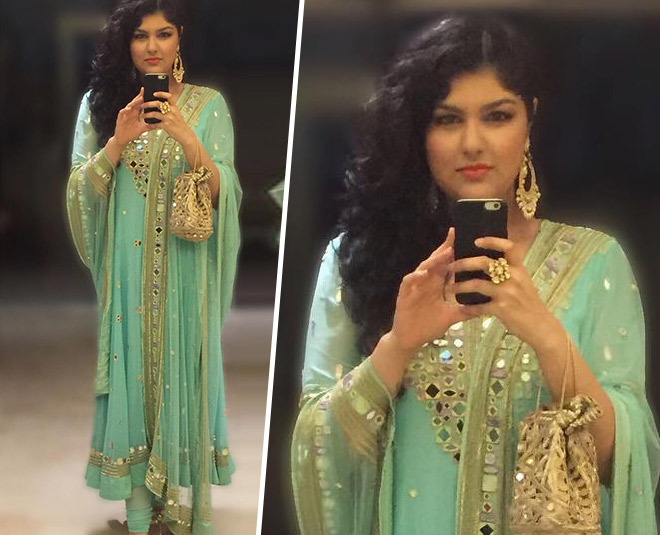 anshula kapoor stylish pics suit inside