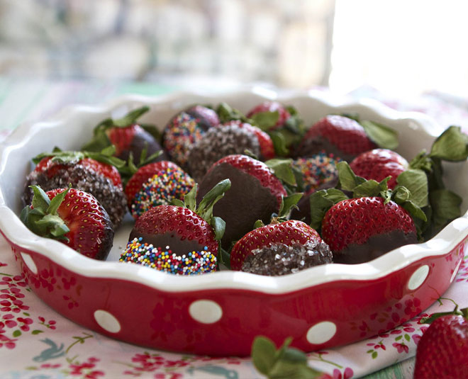 chocolate dipped strawberries main