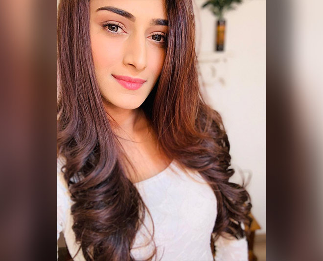 VIDEO: Erica Fernandes cuts her own hair and the look is 'bang' on! :  Bollywood News - Bollywood Hungama