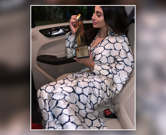 mouni roy glamorous look in saree