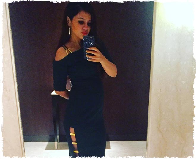 sakshi dhoni stylish pics selfie inside