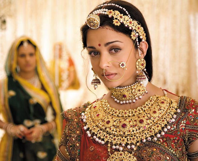 Kangana ranaut manikarnika look goes viral know some more popular queen looks