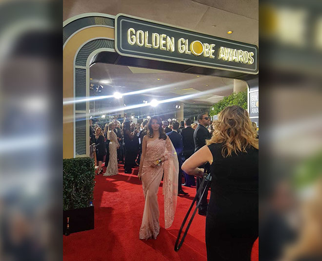 bollywood actress manasvi mamgai at golden globe awards her Peach saree goes viral 