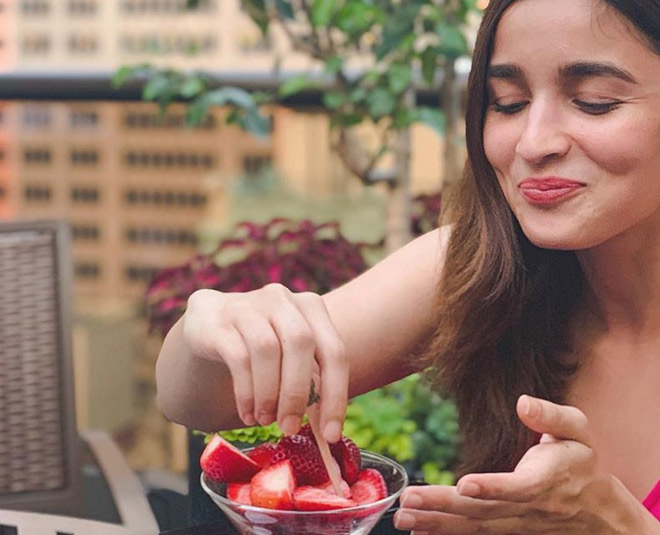alia viral video with family during dinner in ooty for sadak  shooting inside 