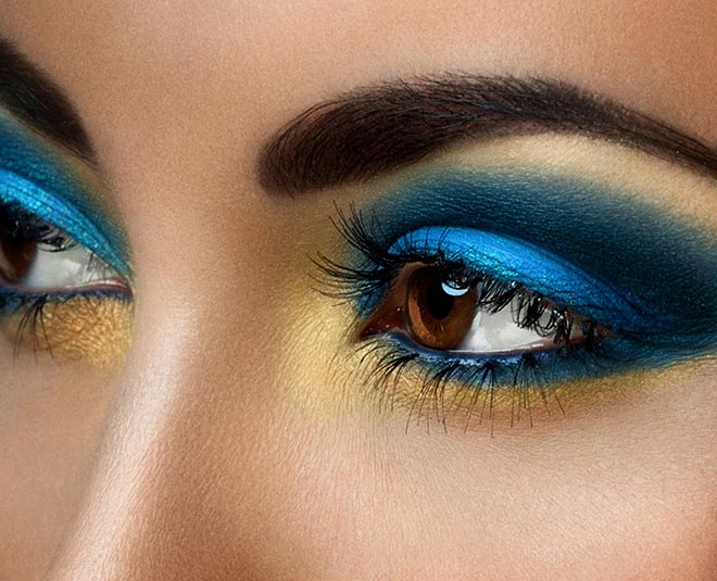 eye makeup with mascara inside 