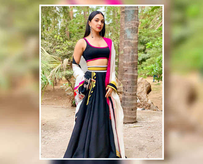 ऑल ब्लैक ड्रेस के साथ व्हाइट का कॉम्बिनेशन kiara advani fashionable inside