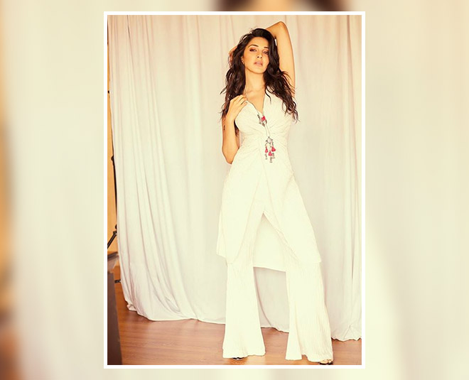 कियारा का हॉट लुक kiara advani in white dress inside