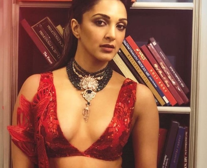 https://images.herzindagi.info/image/2019/Jul/kiara-deep-neck-blouses.jpg