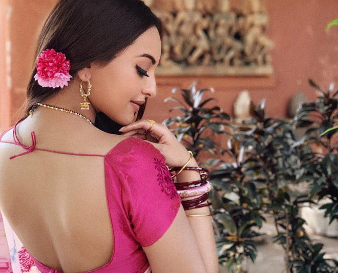 Double Dori To Cut-Out Style, Deep Back Blouse Designs That You Need To  Steal From These Bollywood Divas