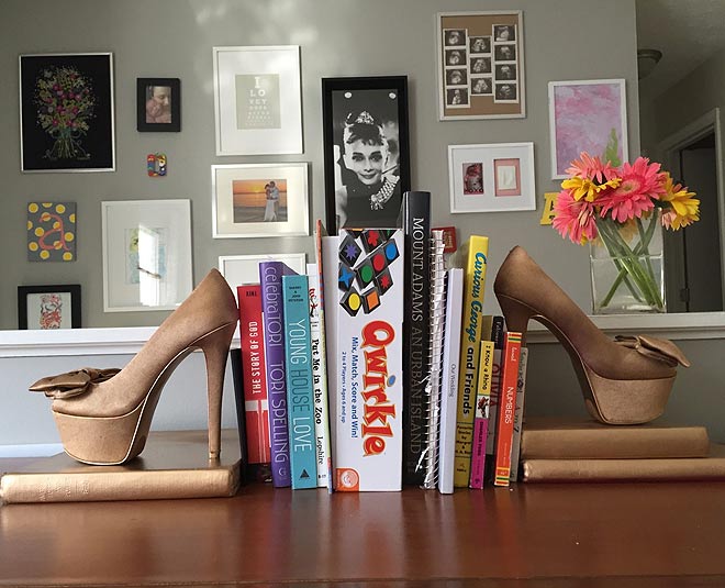 reuse old shoes as bookshelf