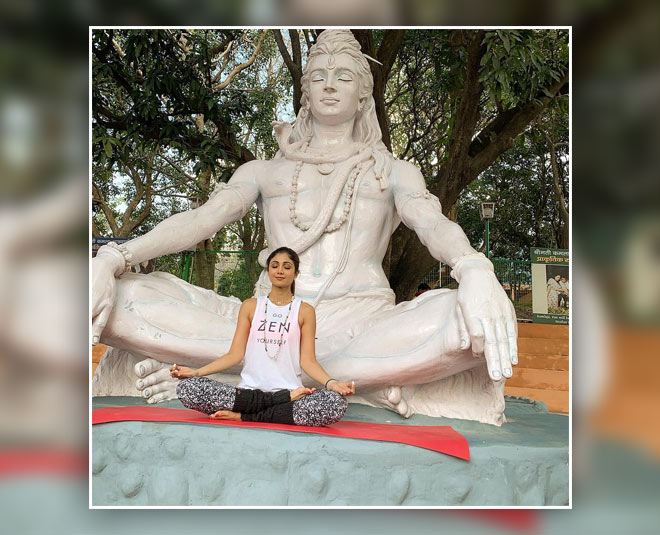 कपालभाति करती शिल्पा शेट्टी shilpa shetty fitness yoga INSIDE
