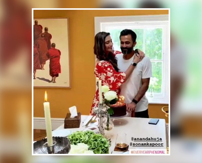 sonam kapoor with anand ahuja cake cutting inside 