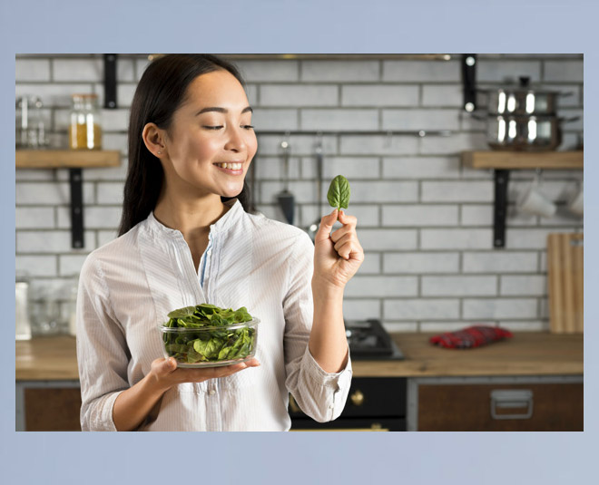 to use tulsi leaves for hair