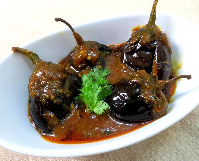 how to cook imli wale khatte baingan curry inside 