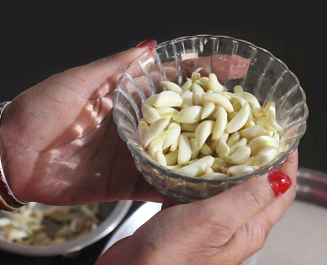 how to peel garlic inside 