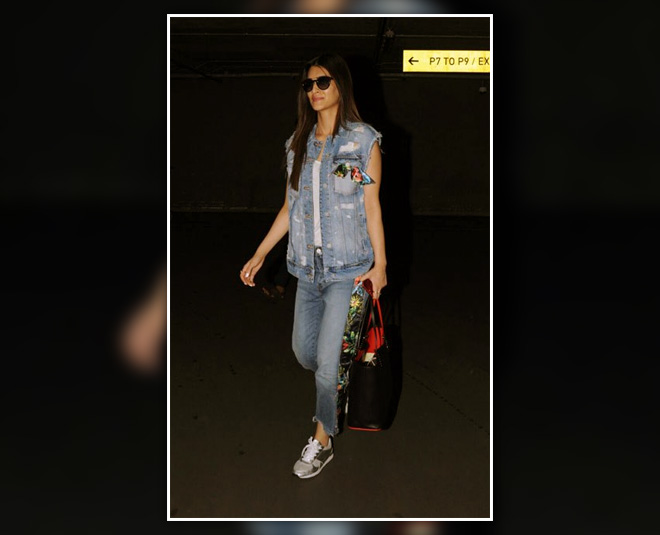 kriti sanon leo denim