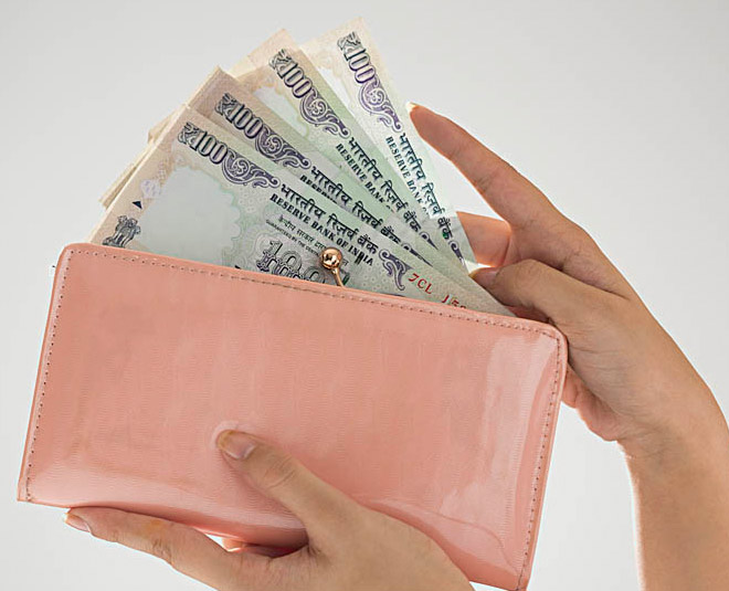 Vastu Tips: पर्स में भूलकर भी न रखें यह 5 चीजें, मां लक्ष्मी होंगी नाराज और  दुर्भाग्य आएगा