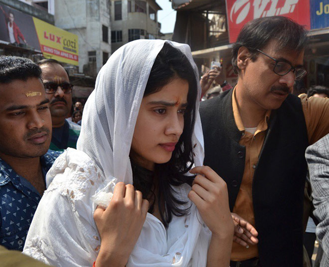Janhvi kapoor bollywood actress travel kashi vishwanath