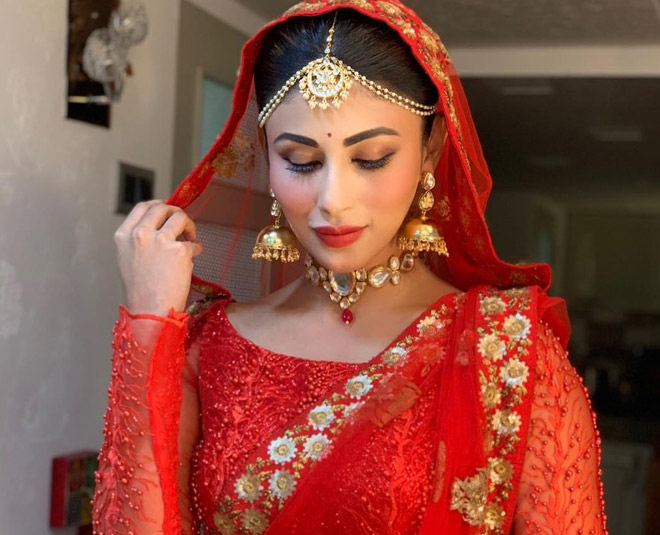 dupatta style mouni roy