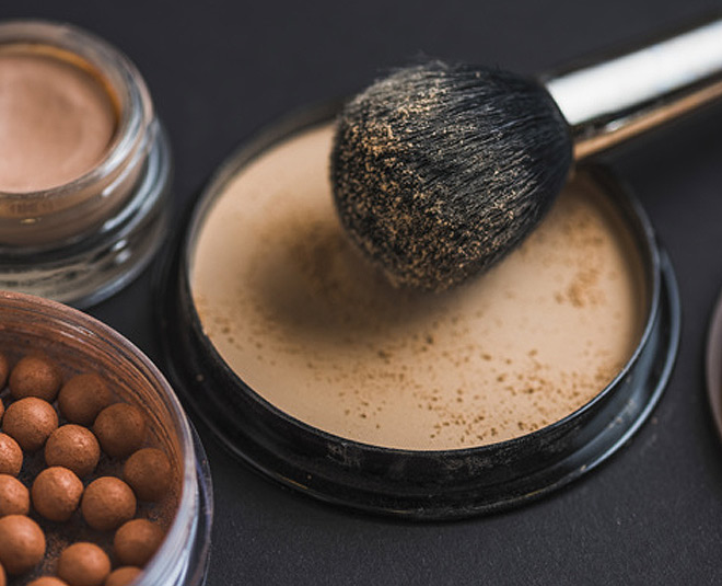 right way of applying face powder