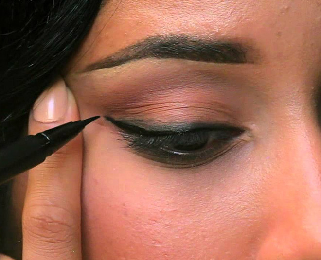 Master The Art Of Applying Liquid Eyeliner With These Tips  HerZindagi