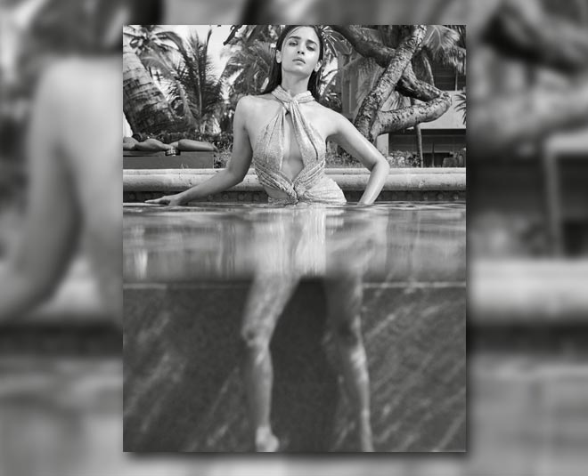 ब्लैक एंड व्हाइट स्वैग- Alia Bhatt stays underwater for Photoshoot