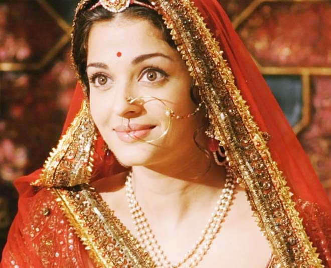 aishwarya rai wearing gold nose ring mang tika