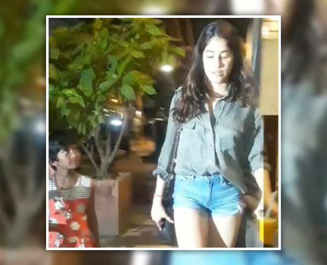 janhvi kapoor helps girl