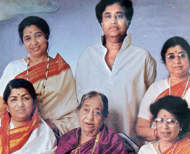 lata mangeshkar bollywood singer with family