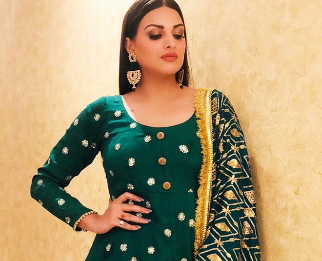 salman supports himanshi inside 