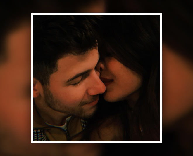 रोमांटिक सेल्फी wedding anniversary kiss