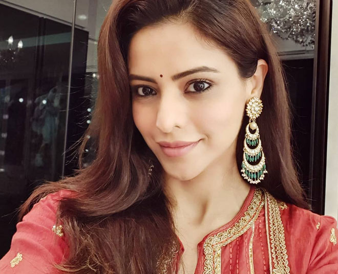 Aamna Sharif Earring Designs For karva chauth