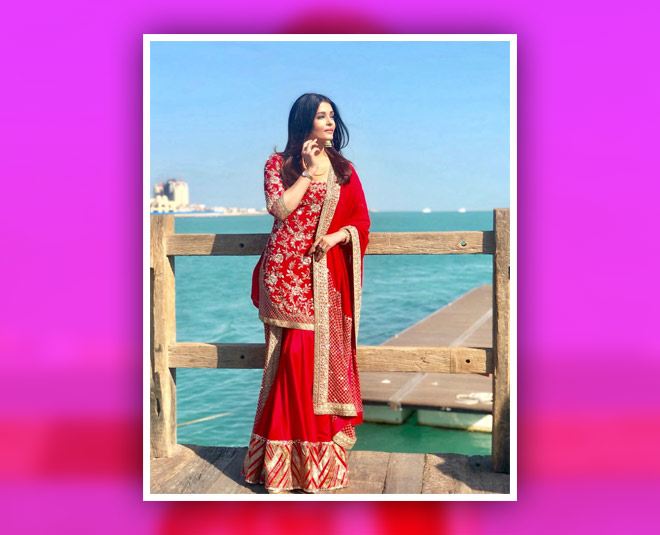 लाल शरारा और हेवी इयररिंग्स- aishwarya rai bachchan fashion