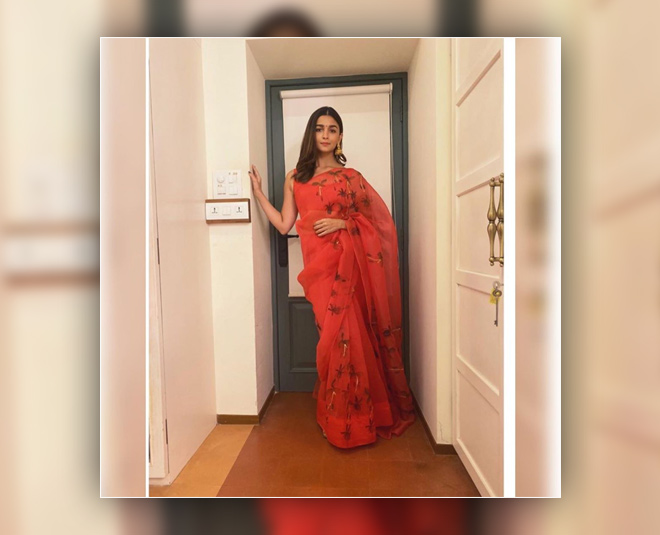 आलिया भट्ट का रेड ट्विस्ट- alia bhatt look for durga pooja