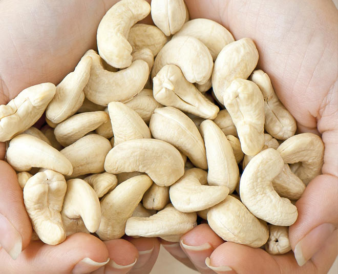 7 Amazing Benefits Of Cashew Nuts For Skin, Hair And Eyes | HerZindagi
