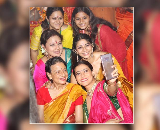 मुखर्जी परिवार की सेल्फी- kajol ranisha and tanuja selfie