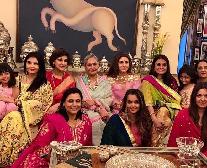 ग्रुप सेल्फी- karwa chauth women selfie