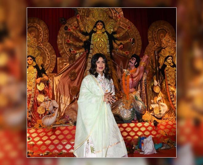प्रियंका का देसी अंदाज़- priyanka chopra look for durga pooja