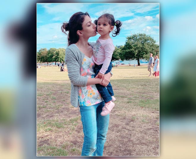 मैचिंग टी-शर्ट और जूते- soha ali khan biography