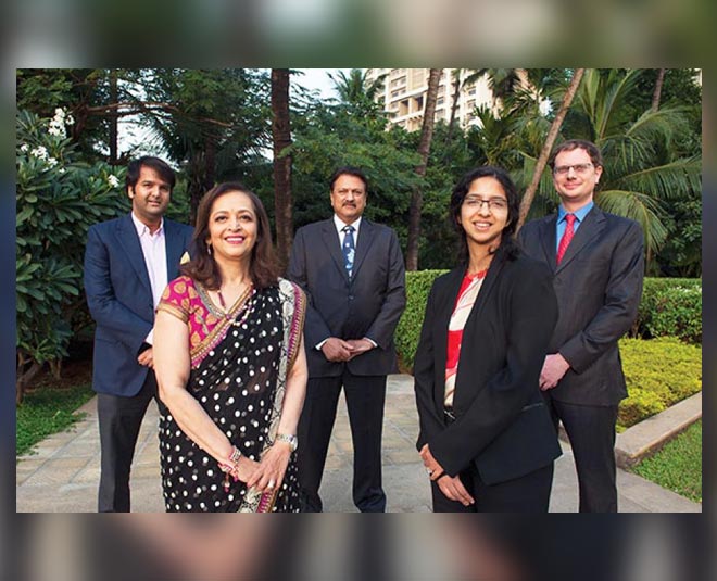 isha ambani with her mother in law